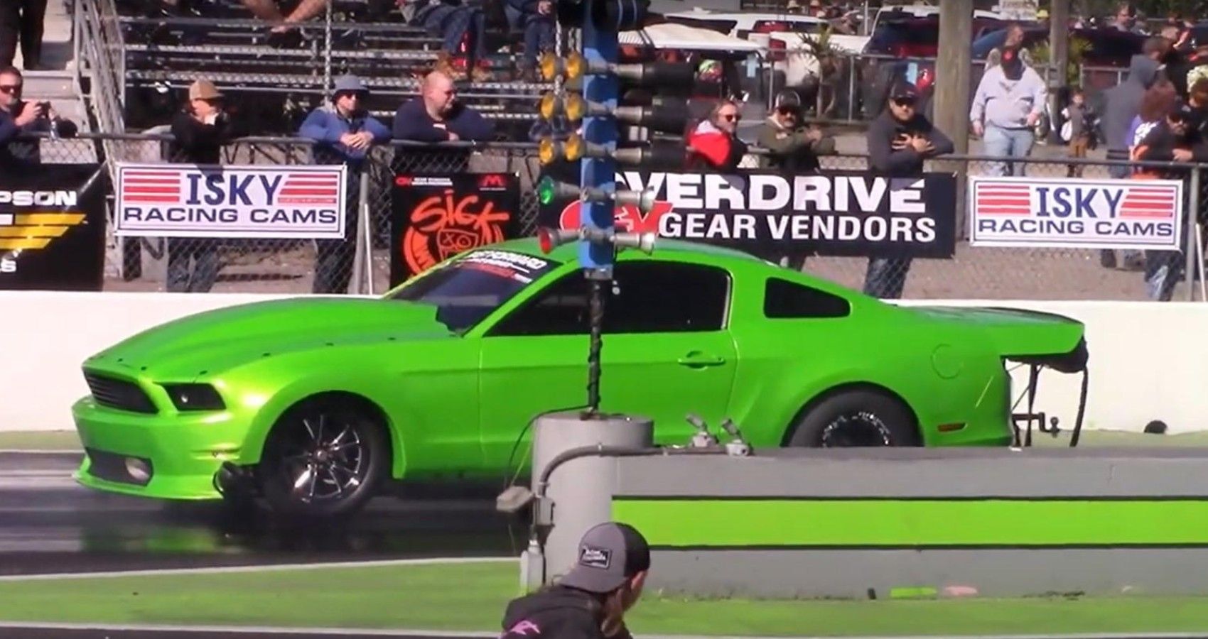 Watch This Ford Mustang Gt Blow A Catfish Chevrolet Camaro Out Of The Water