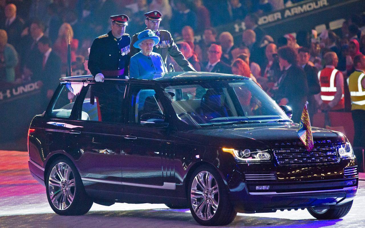 Ratu Elizabeth II menaiki Landrover Range Rover Hybrid Landaulet.