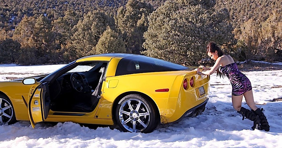 25 Drivers Who Got Stuck In The Snow And Mud | HotCars