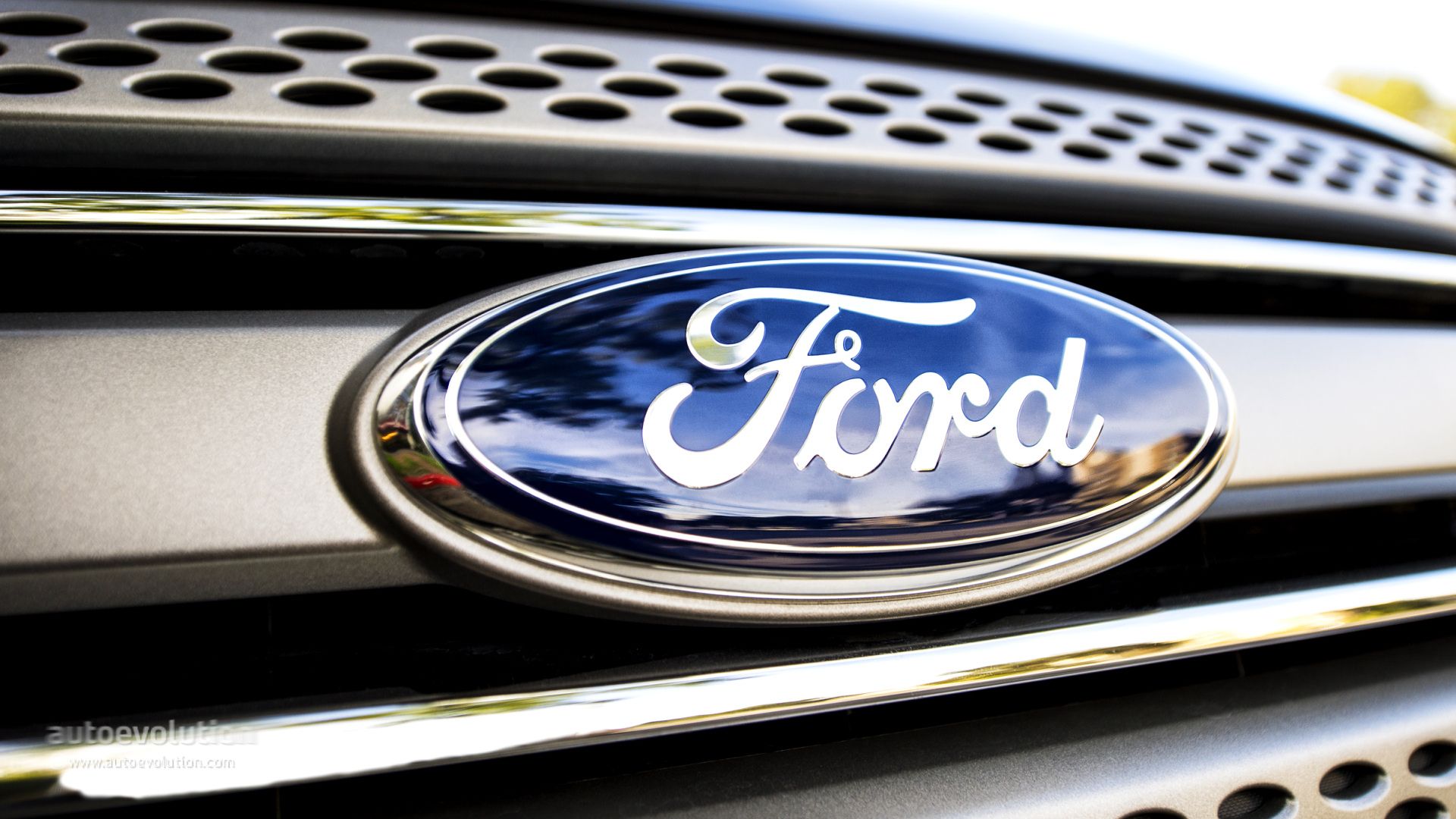 Ford Logo (oldschool) on front grill