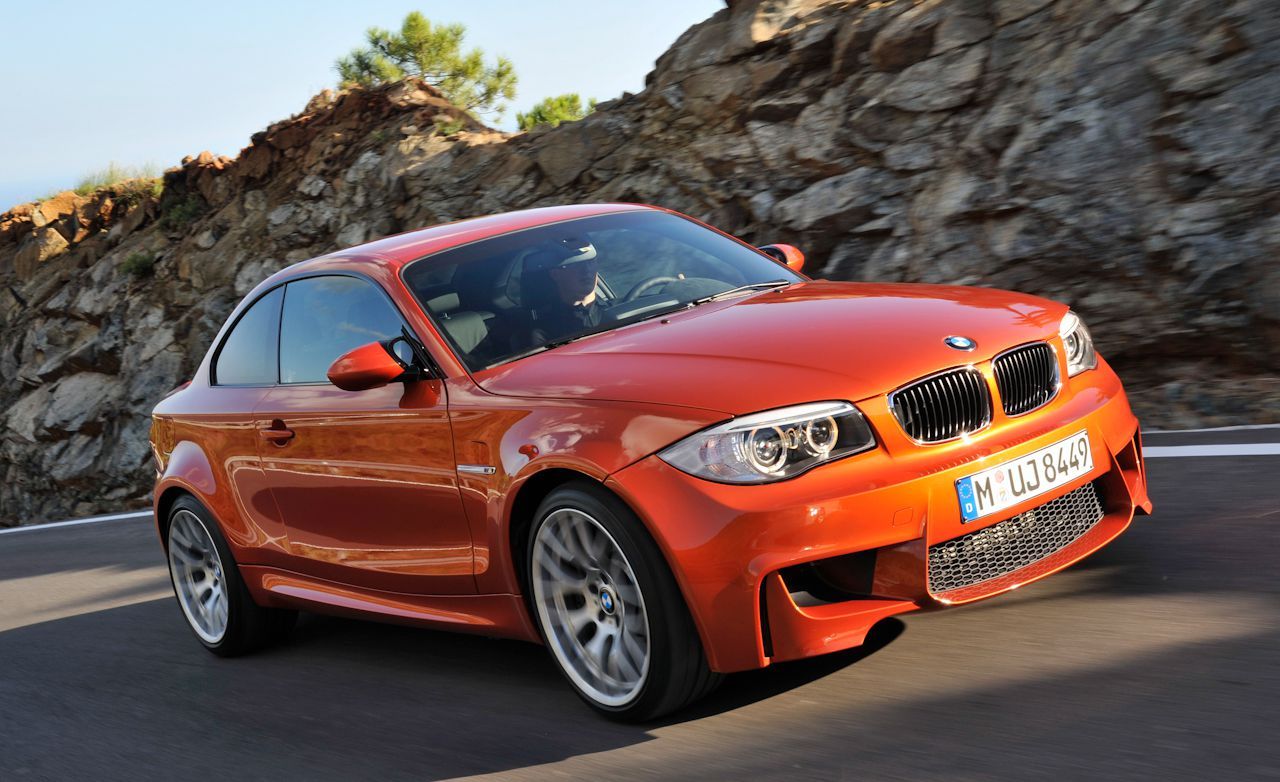Naranja 2011 BMW Serie 1 M Coupe en la carretera
