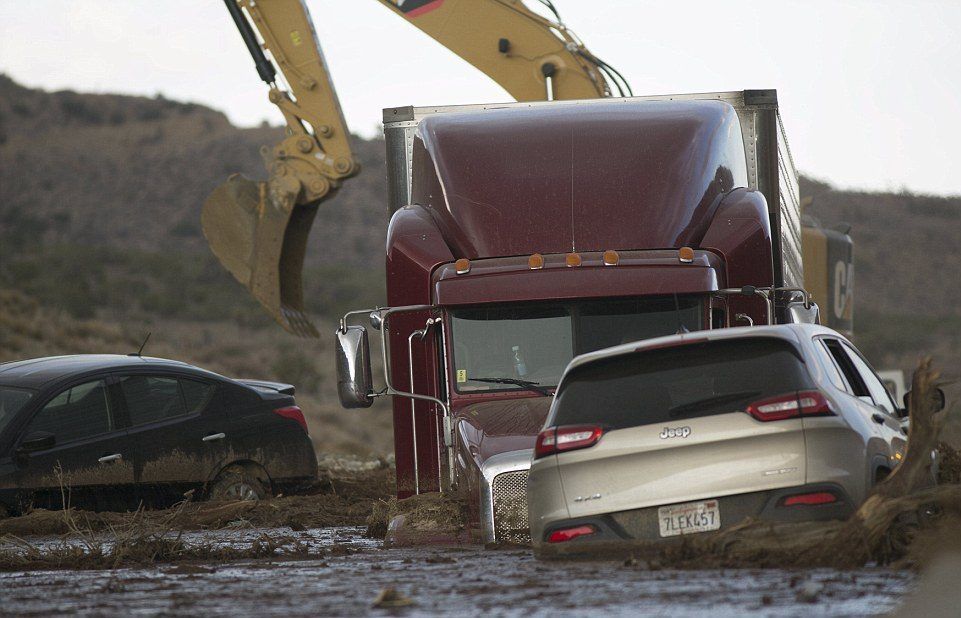 22 Hilarious Pictures Of Cars Stuck In Mud