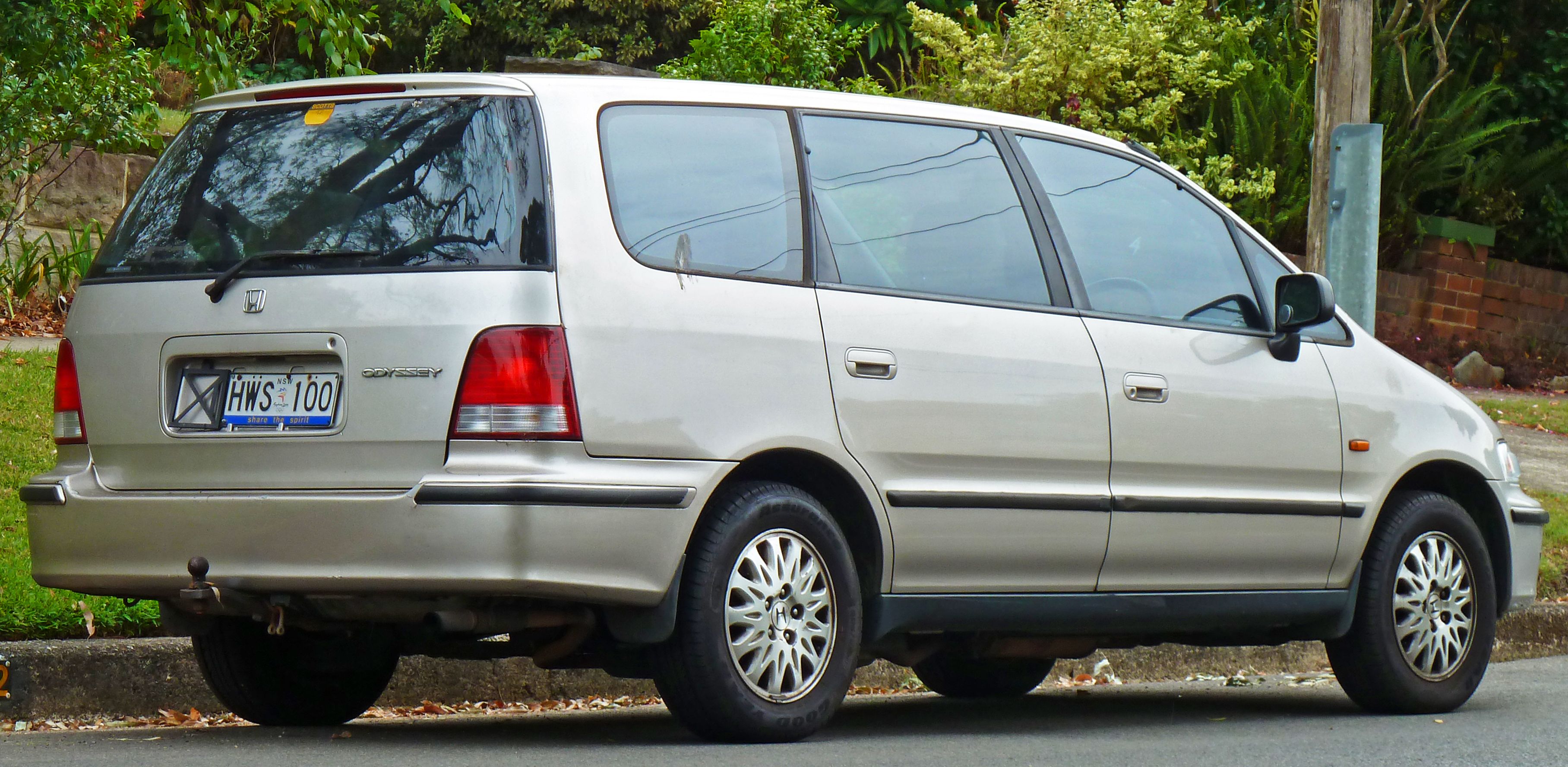 2000 Honda Odyssey minvan from the back