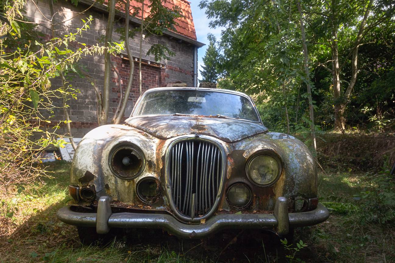 23 Photos Of Cars Left To Grow Wild In The Jungle