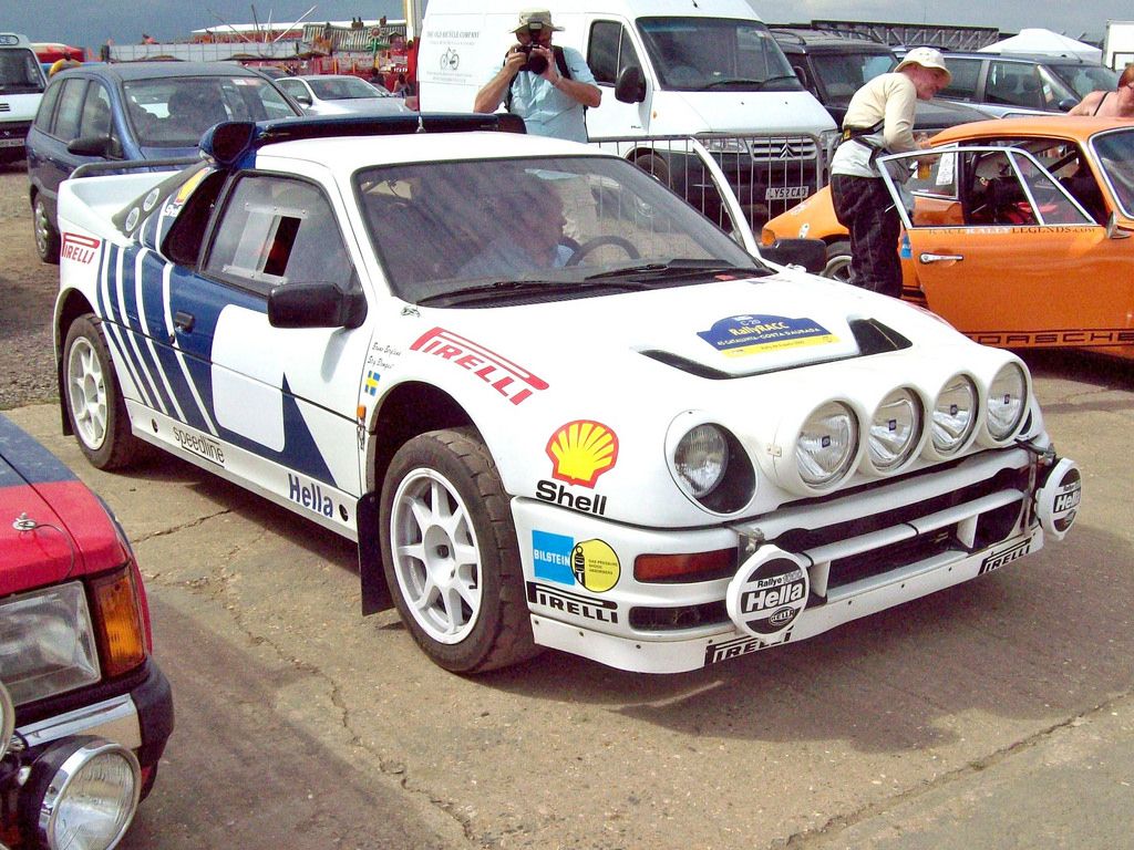 A white and blue Ford RS200