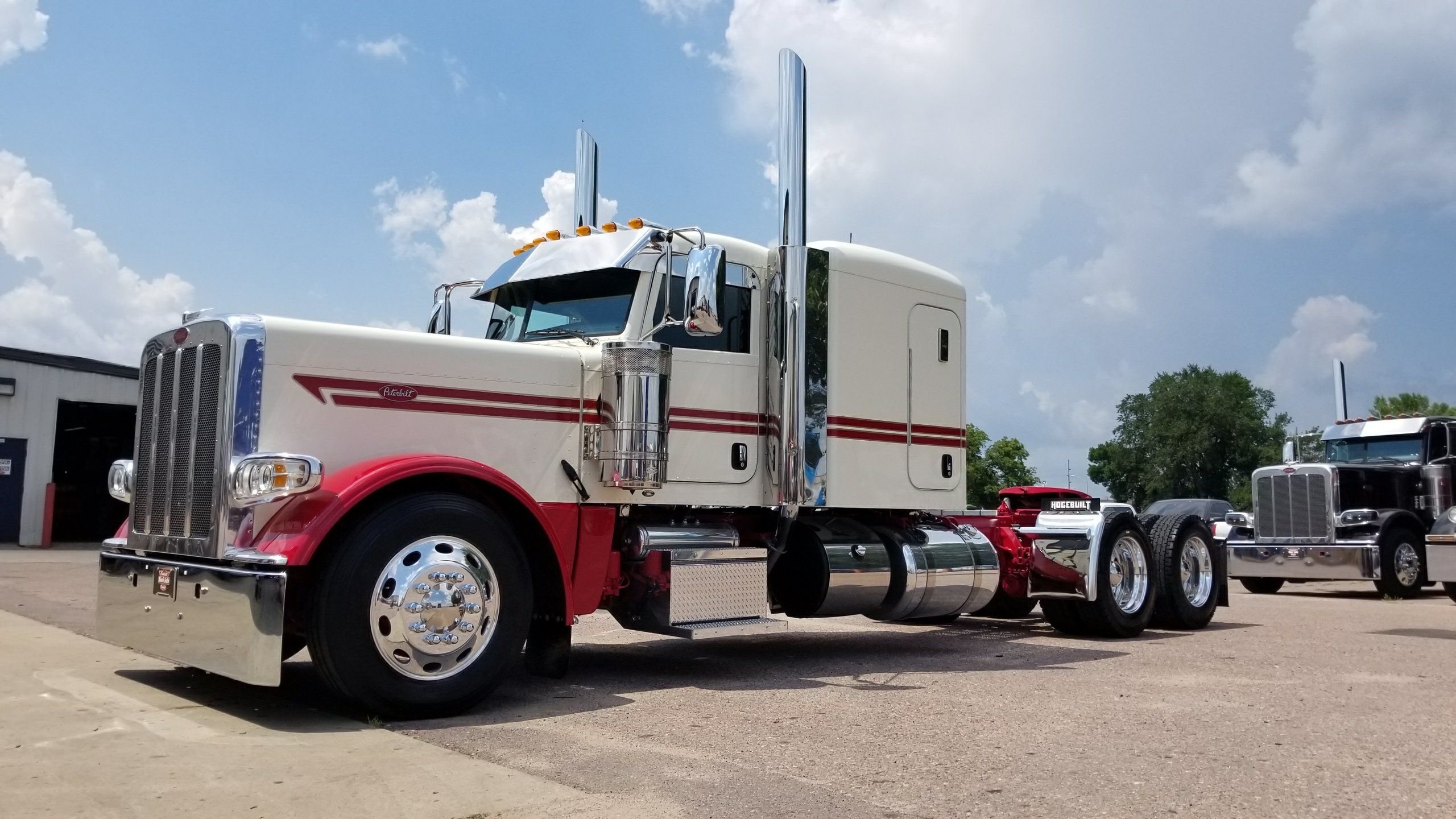 25 Pictures Of The Most Customized Semi Trucks That We've Ever Seen