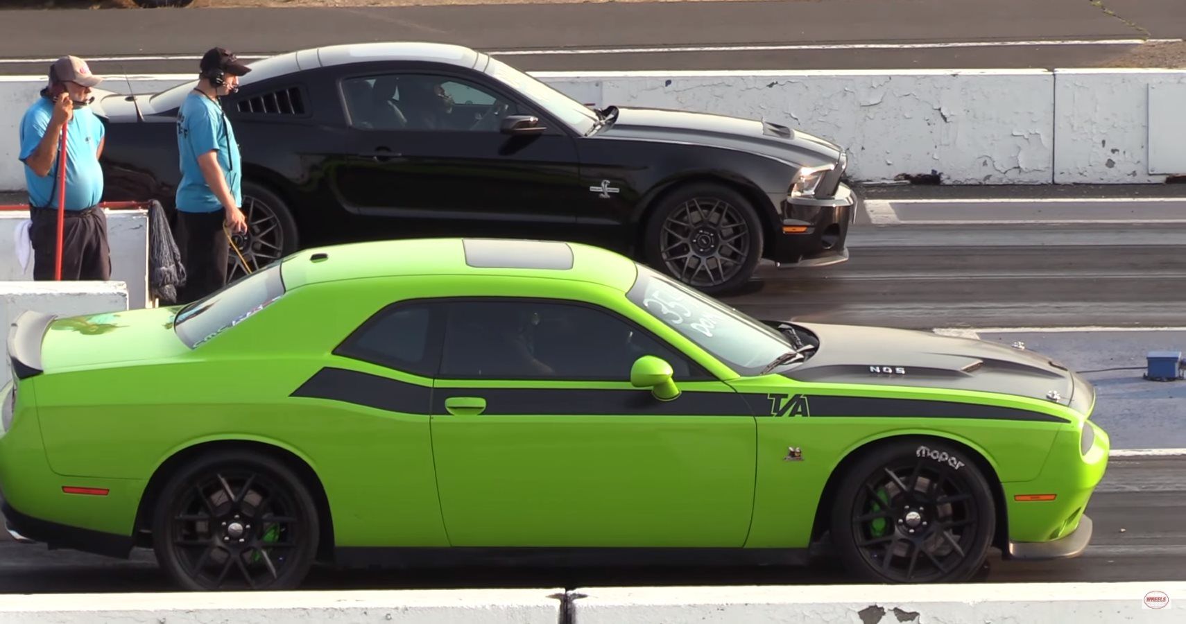 Manual Shelby Mustang GT500 Takes On Dodge Challenger Scat Pack In 1/4