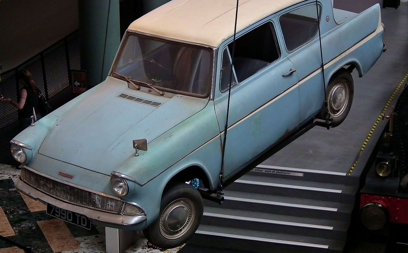 Harry Potter mit Ford Anglia 