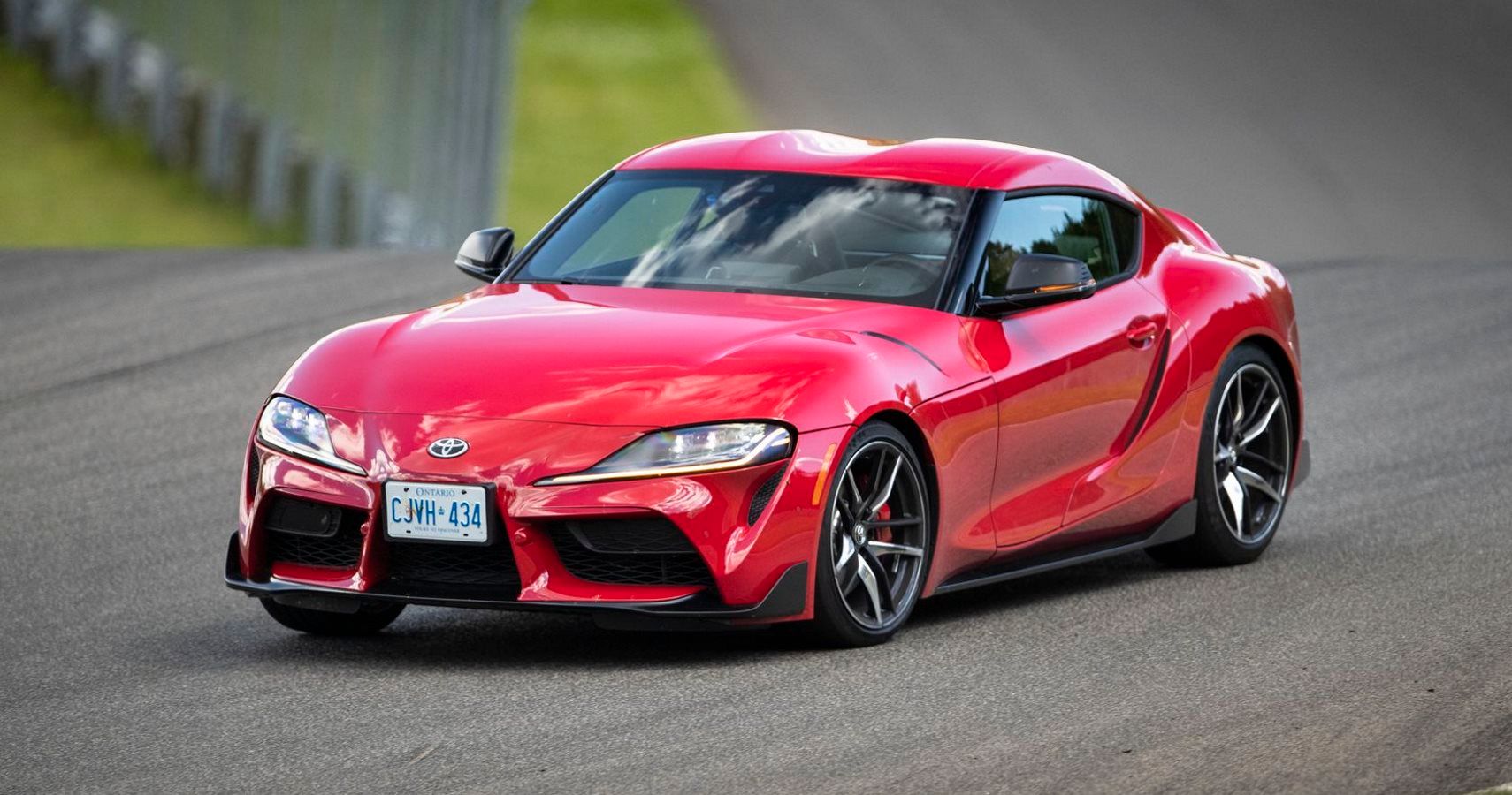 New Toyota Supra Takes On Its Sister Car, The BMW Z4, In Drag And Rolling Races