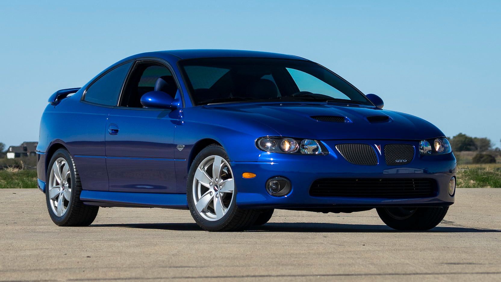Dark Blue 2005 Pontiac GTO front end