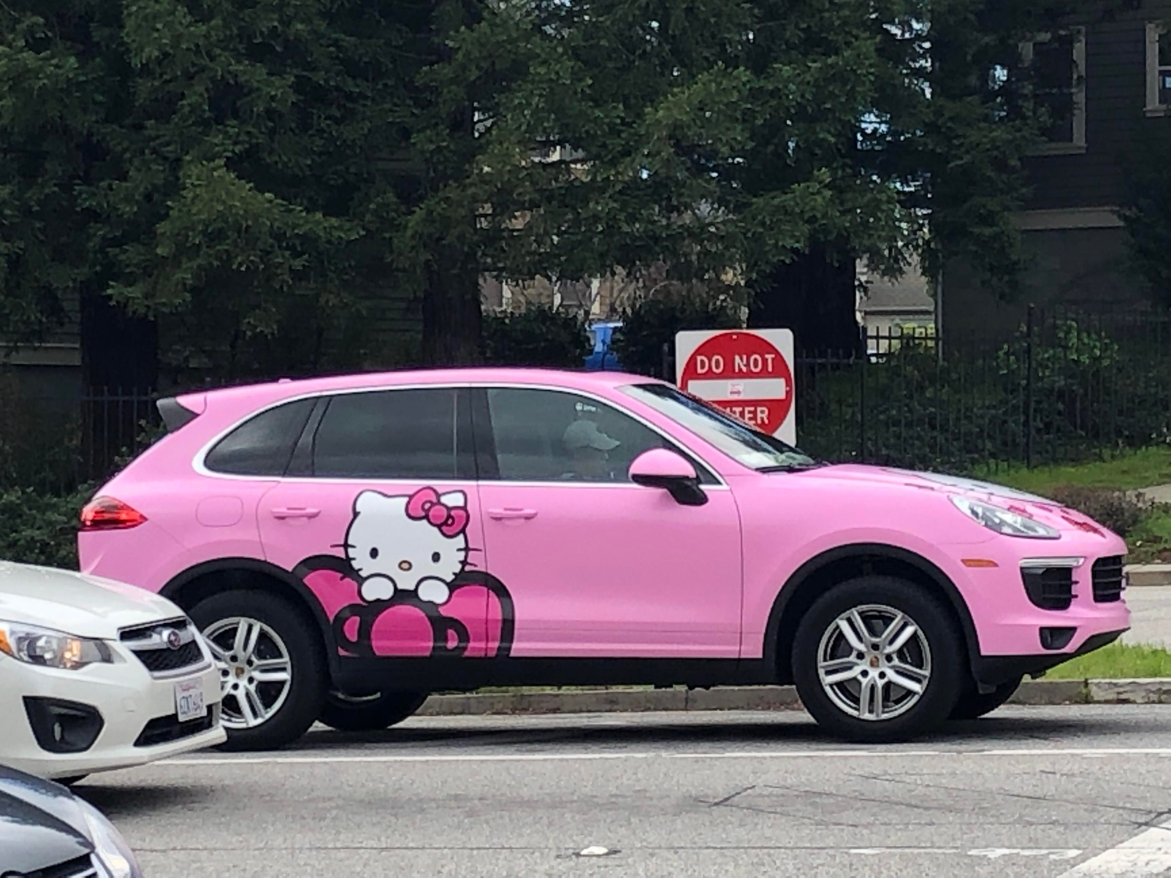 Hello Kitty-themed Smart Car - LOVE IT !!!!!!!!!