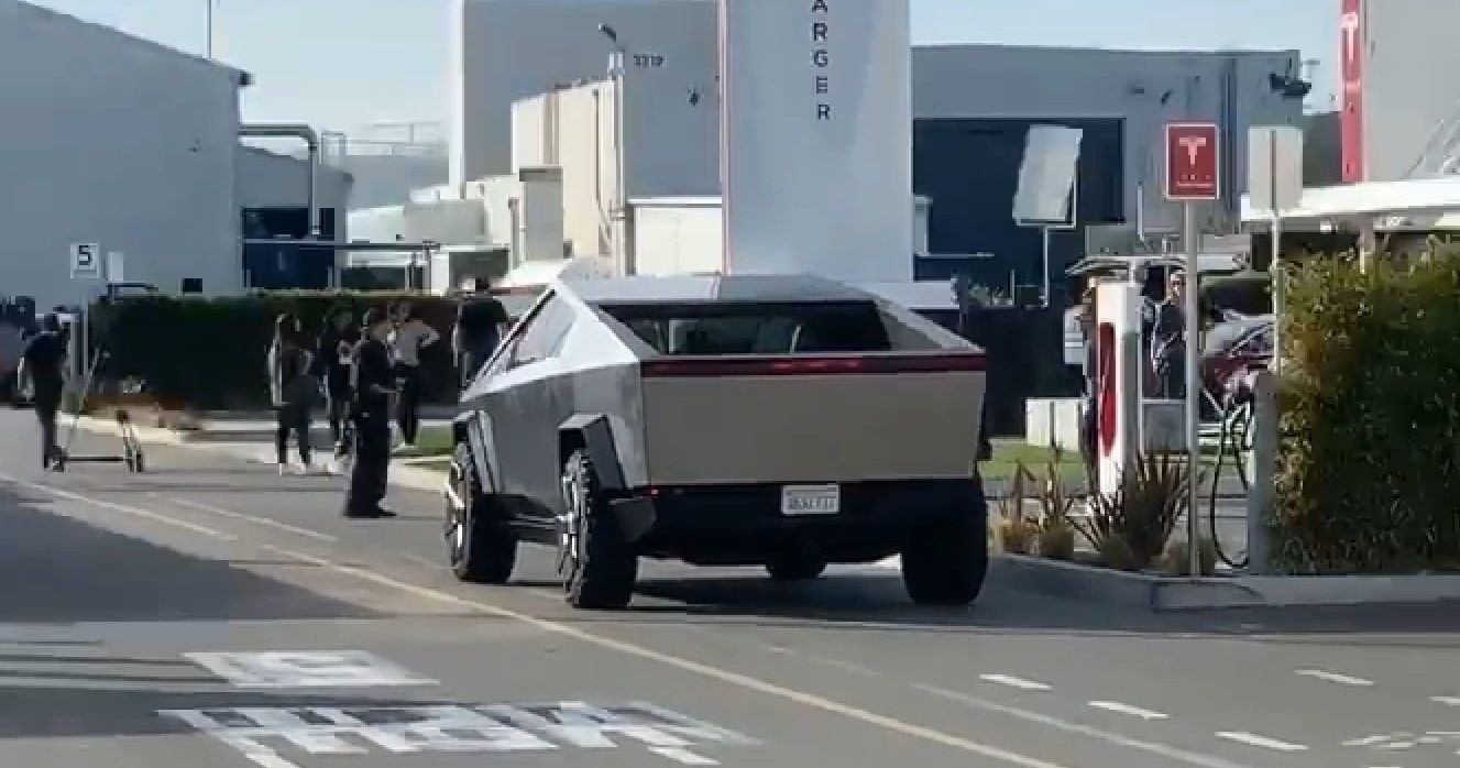 Jay Leno Elon Musk Caught Driving Tesla Cybertruck For Jay Lenos Garage