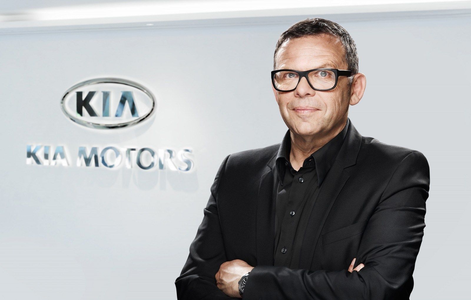 Peter Schreyer in front of a Kia logo
