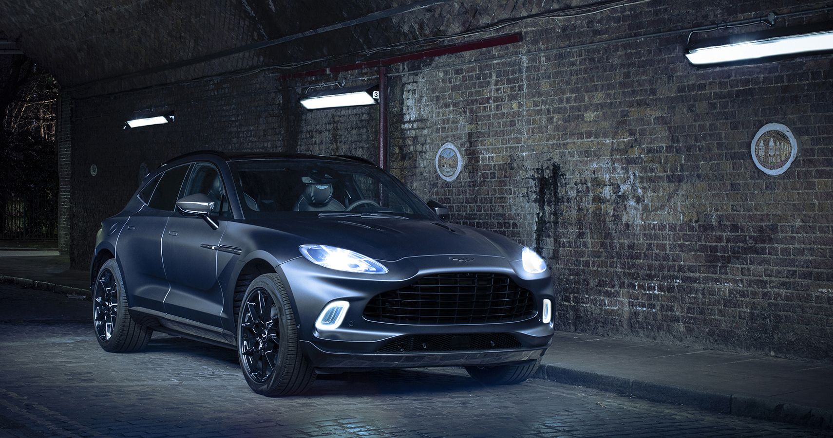 Aston Martin DBX por Q frontal
