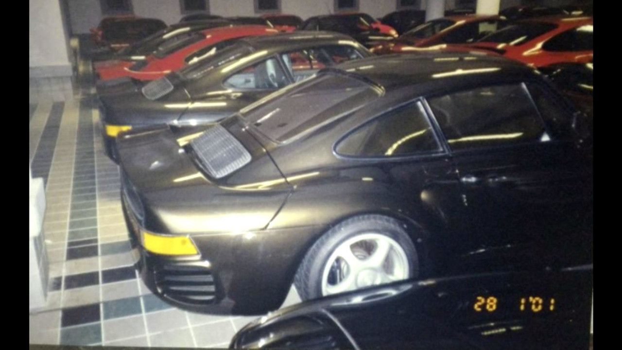 Line-of-Porsche-959s-in-Sultan-of-Brunei's-car-collection