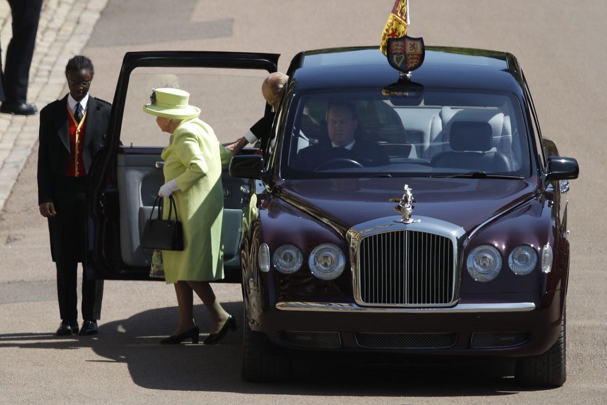 14 Regal Photos Of The Royal Family And Their Cars