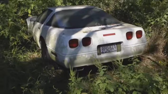 15 Sad Photos of Camaros and Corvettes That Were Left To Rot