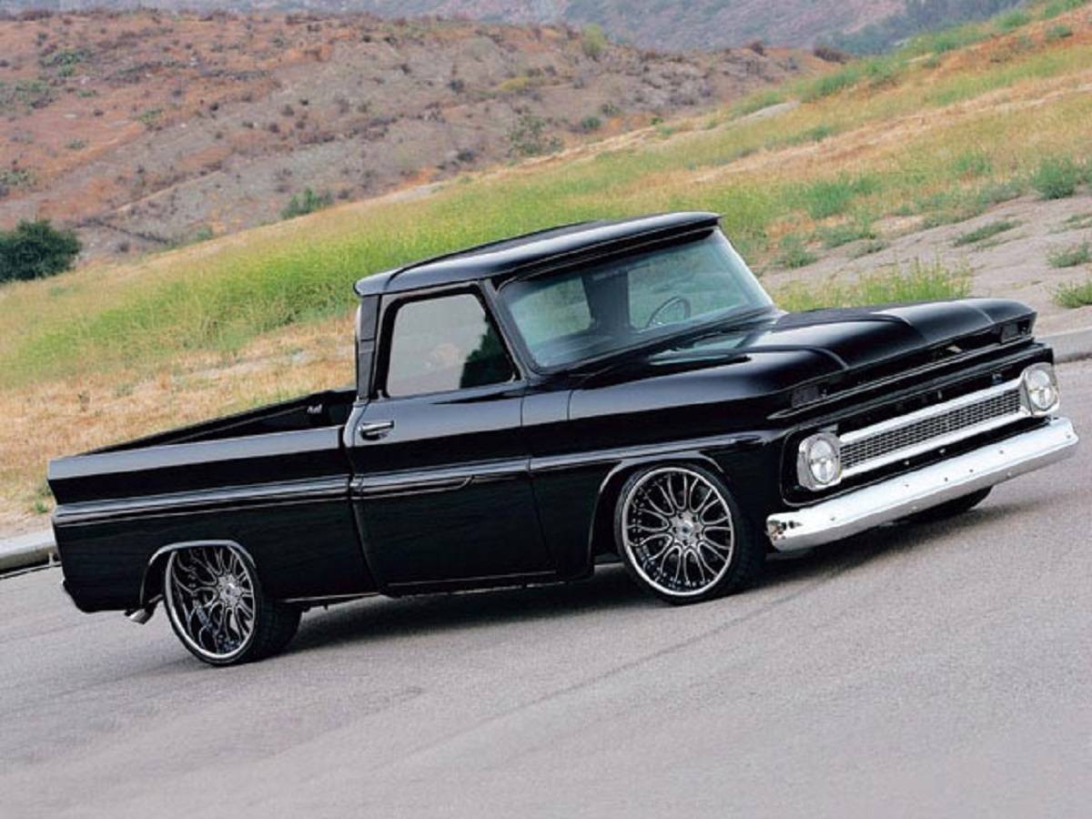 15 Lowered Trucks That Actually Look Amazing And 1 That Looks Hideous