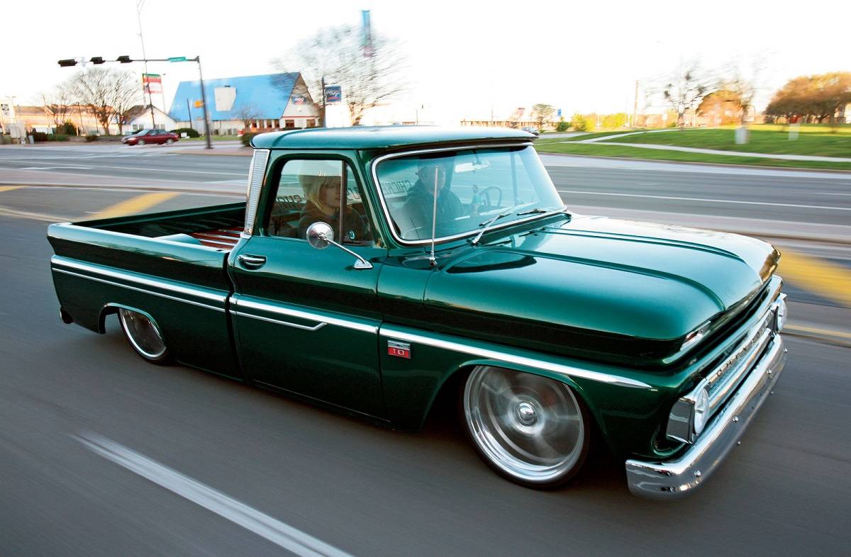 15 Lowered Trucks That Actually Look Amazing And 1 That Looks Hideous