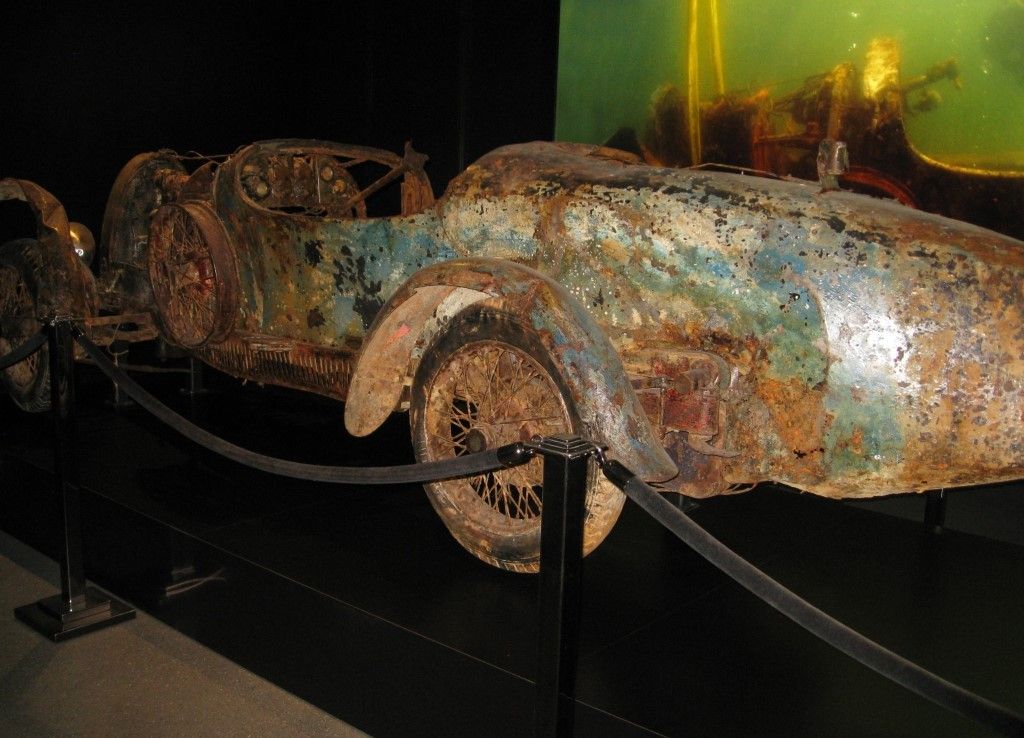 10 Sad Photos Of Cars Discovered Underwater (5 Found In Deserts)