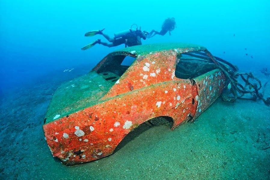 10 Sad Photos Of Cars Discovered Underwater (5 Found In Deserts)
