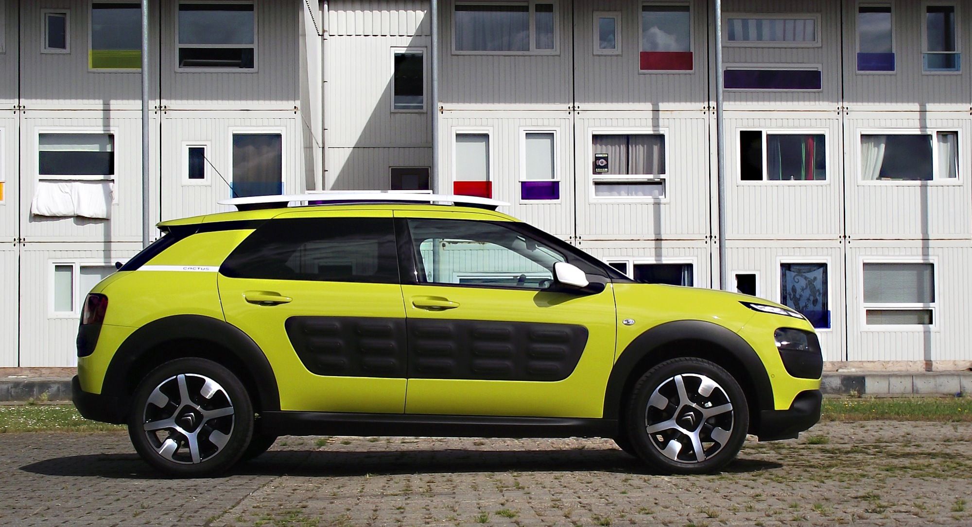 side view of a yellow 2014 Citroën C4 Cactus