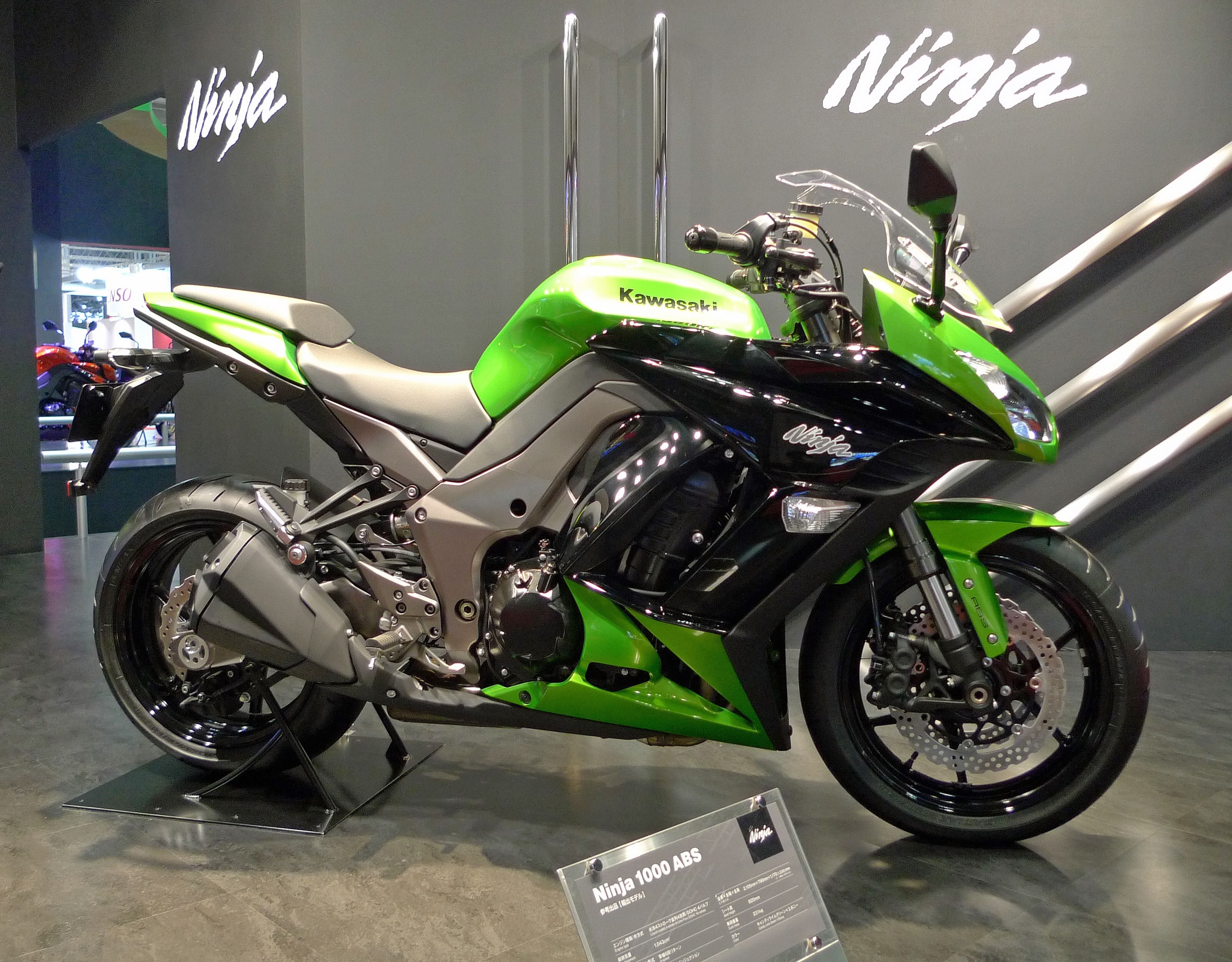 Green and black Kawasaki Ninja Z1000
