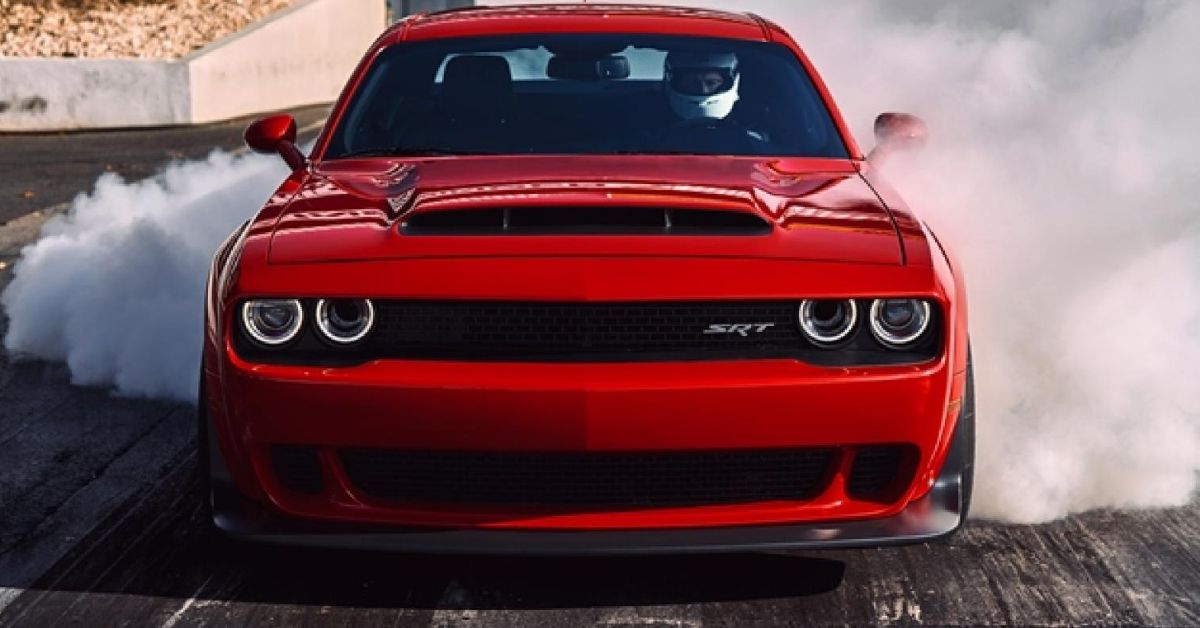 Dodge Challenger Demon fazendo um burnout