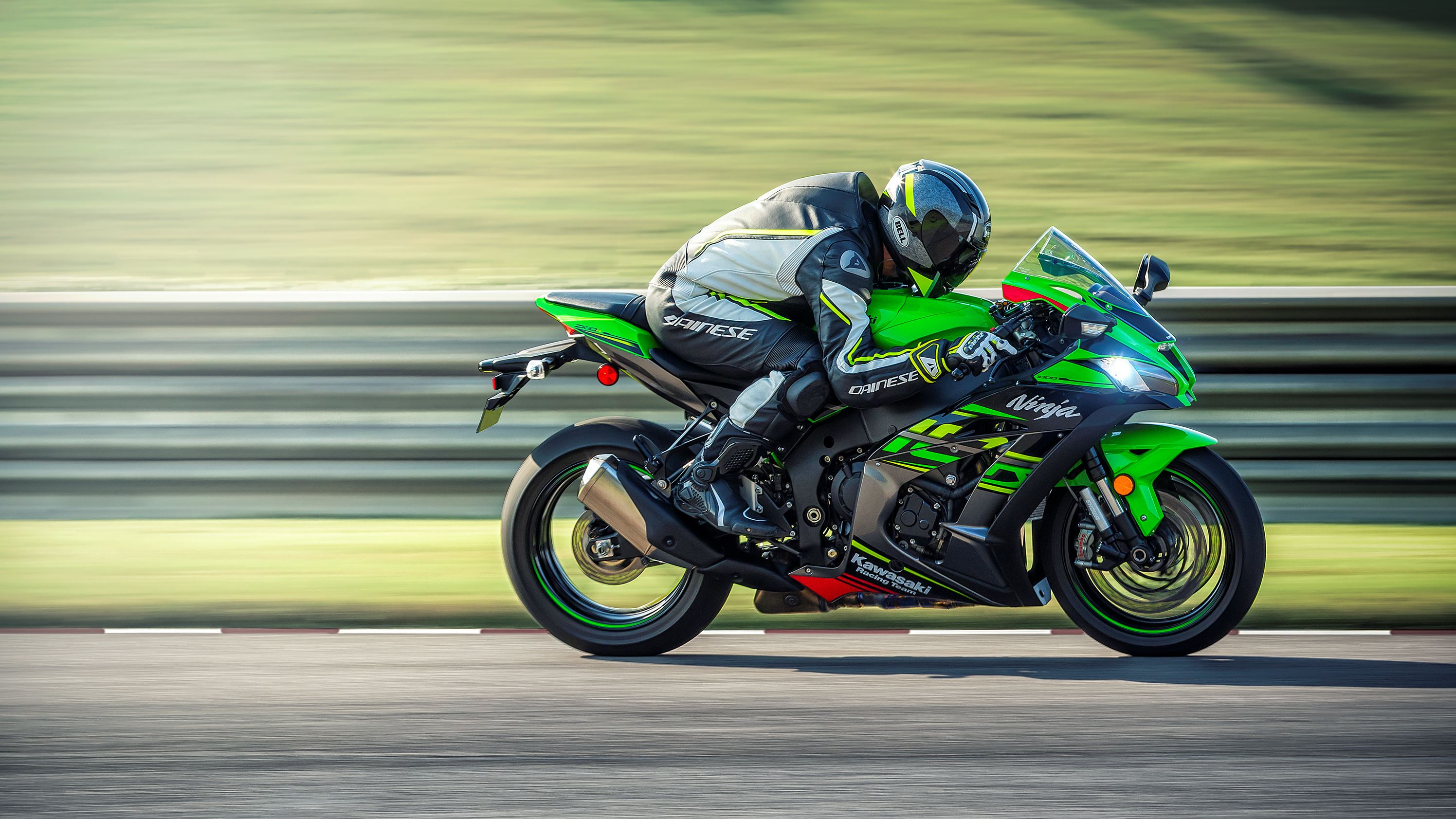 2019 Kawasaki Ninja ZX-10R racing by on-track