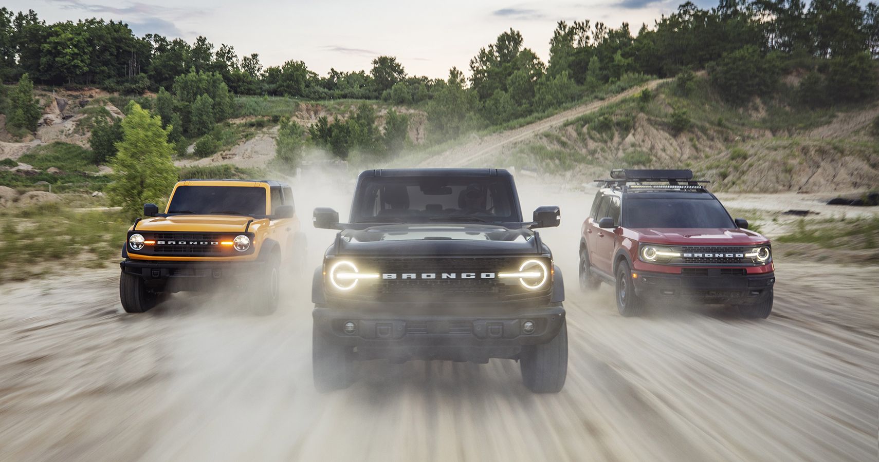 Bronco duas portas em Cyber Orange Metallic Tri-Coat, Bronco quatro portas em Shadow Black e Bronco Sport em Rapid Red Metallic Tinted Clearcoat