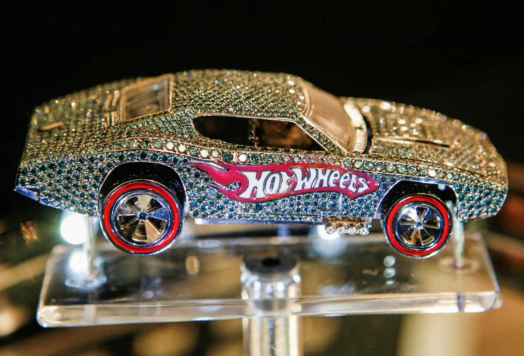 Самые дорогие игрушки. Hot Wheels x1659. Юбилейная машинка hot Wheels 40th Anniversary Diamond encrusted. Бриллиантовый хот Вилс. Самый дорогой хот Вилс.