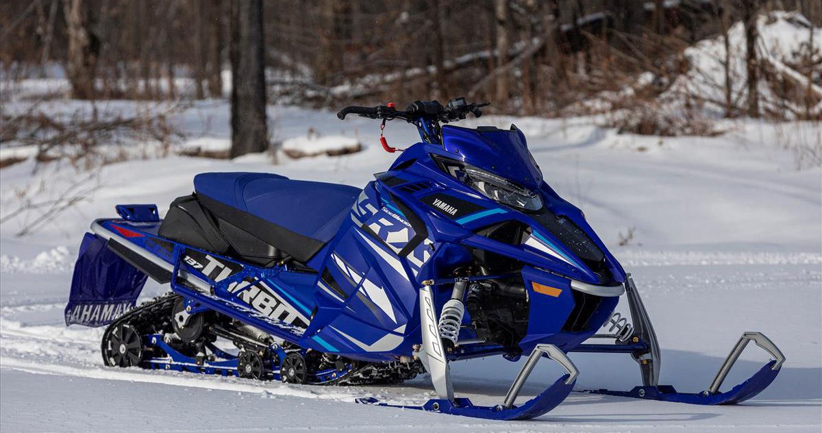 Yamaha Sidewinder SRX LE alone on snow