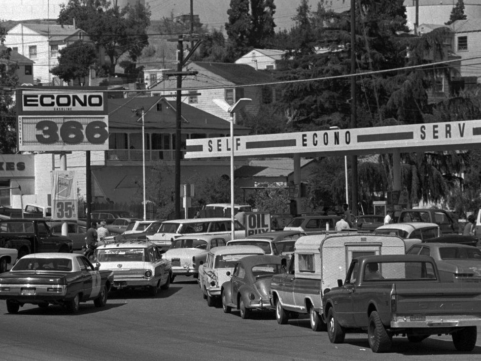 Motorists rush to fill their gas tanks in 1973
