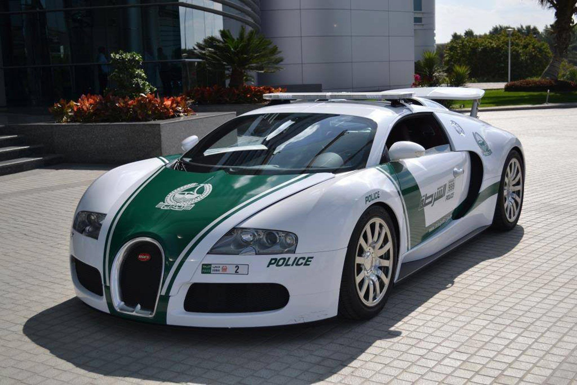 The most expensive police car in the world, Bugatti Veyron, showing off
