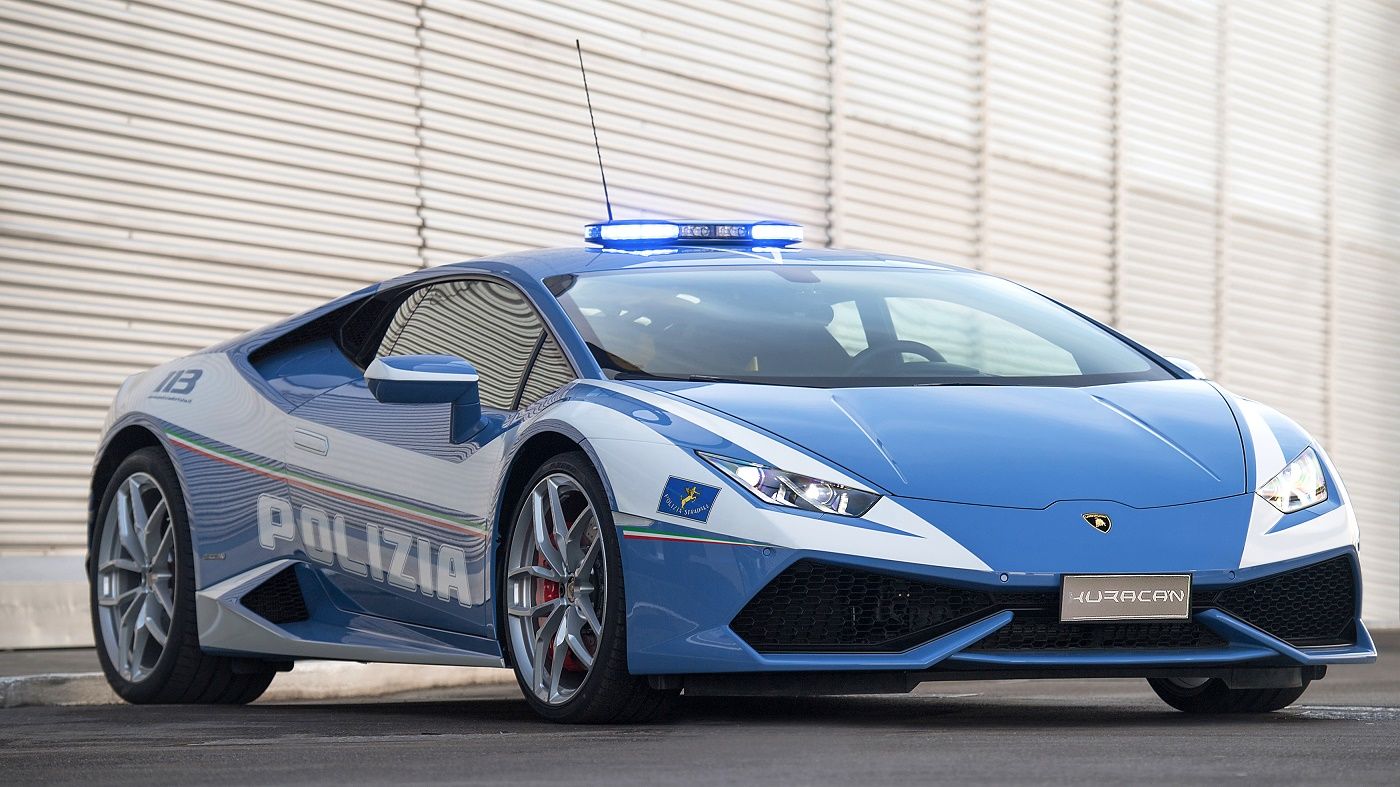 Italian police's blue Lamborghini Huracan showing off