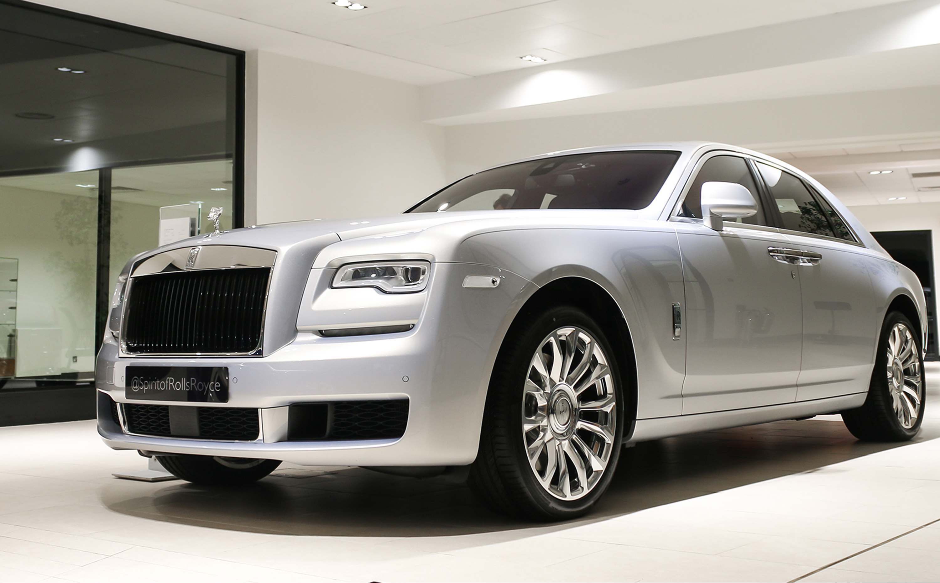 5 Greatest Luxury Cars From Bentley Vs 5 From Rolls Royce
