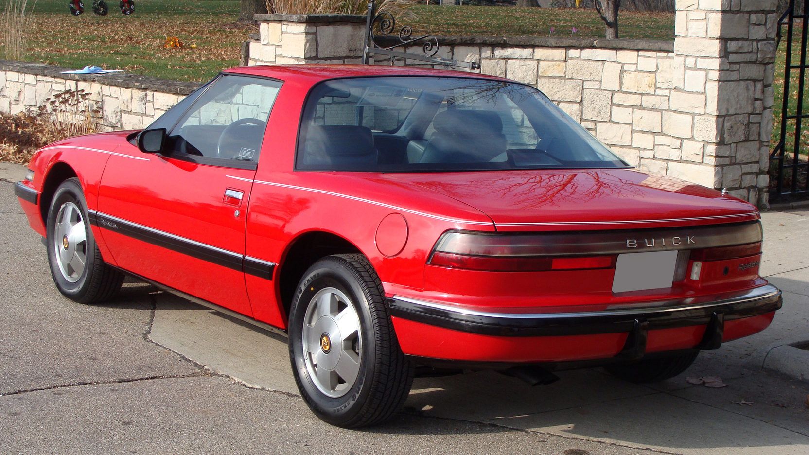 Buick Reatta 1988 em vermelho