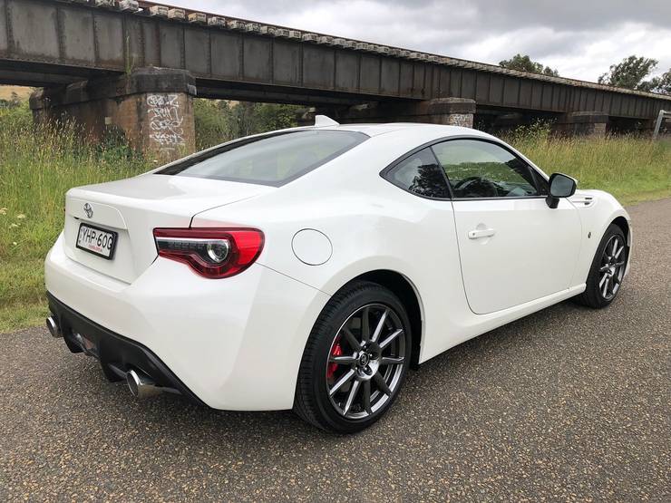 Toyota GT86 blanche 2018 arrière