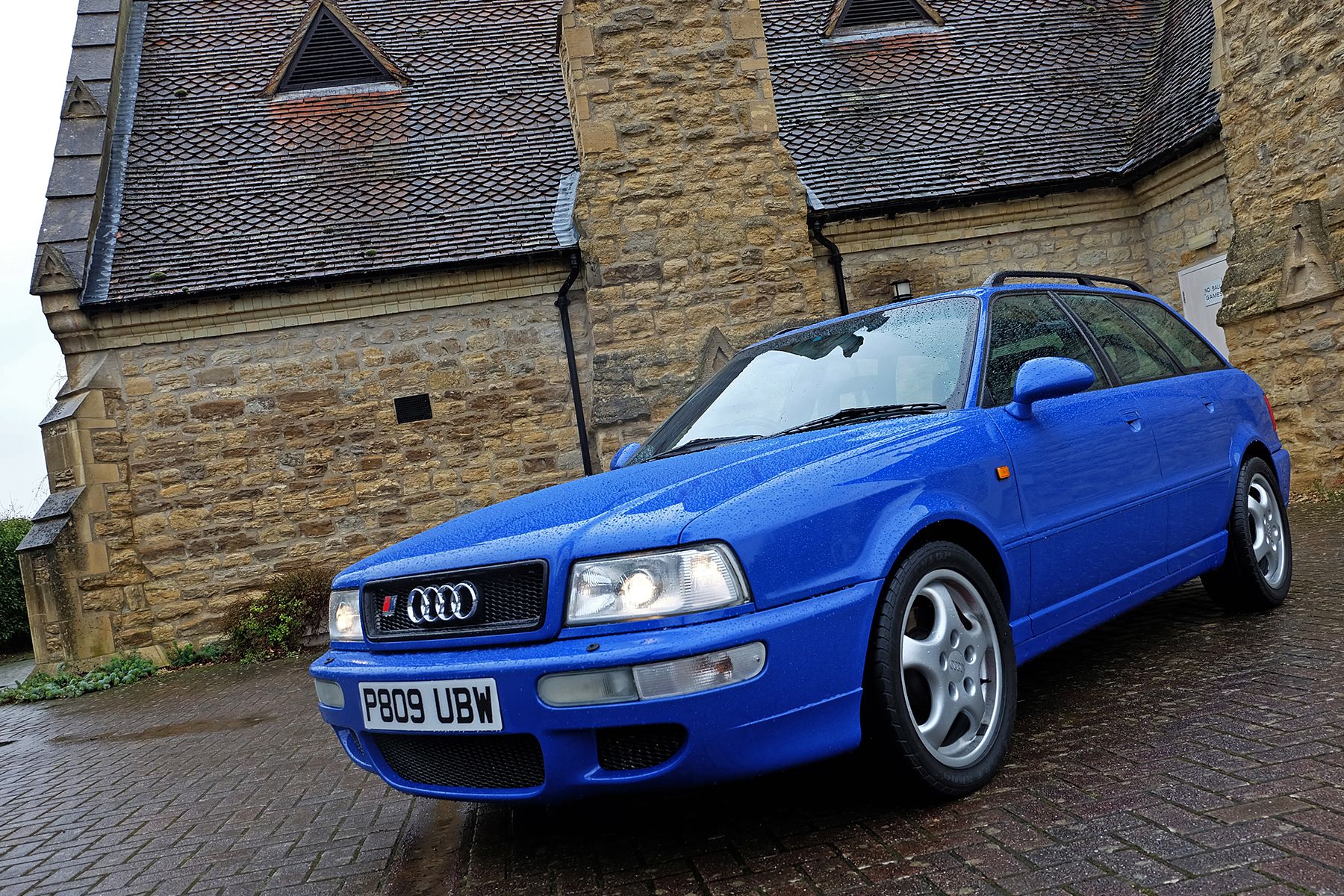 Audi RS2 avant blue