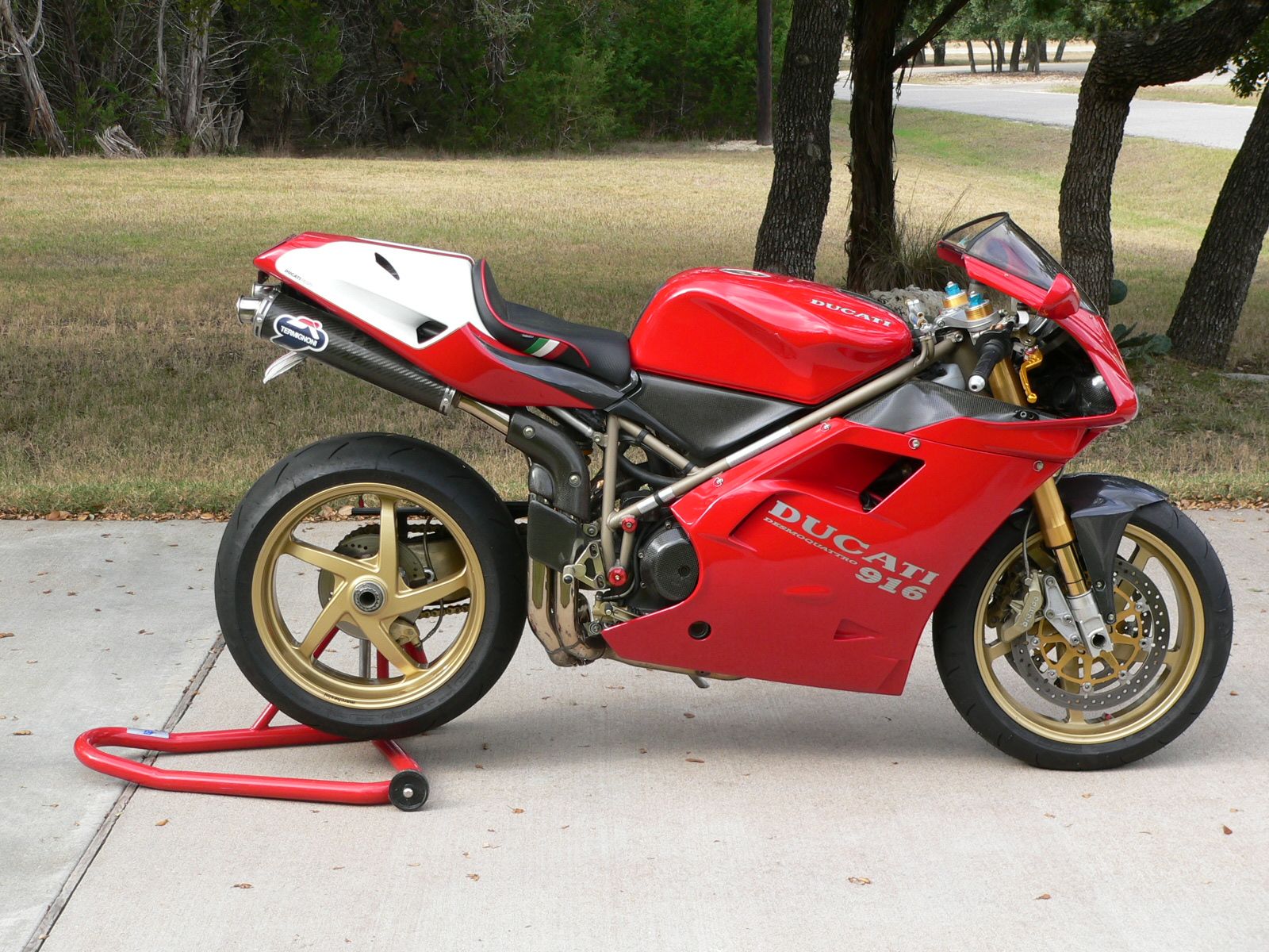 Ducati 916 red
