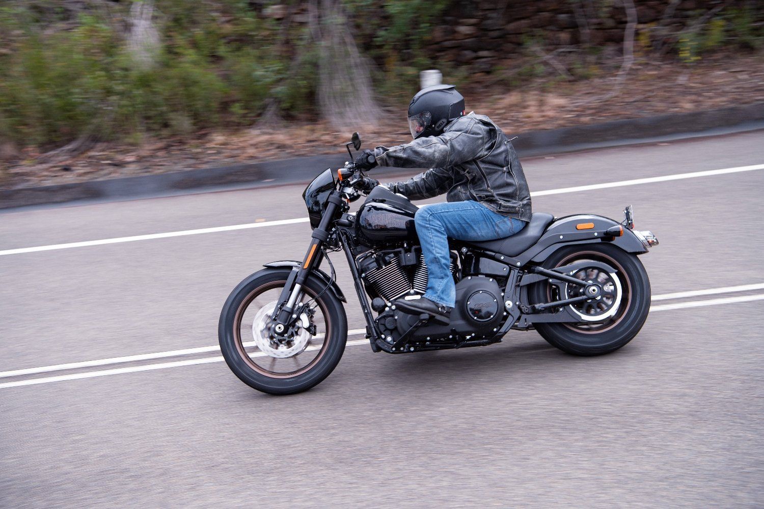 un piloto montando en una Harley-Davidson Low Rider S
