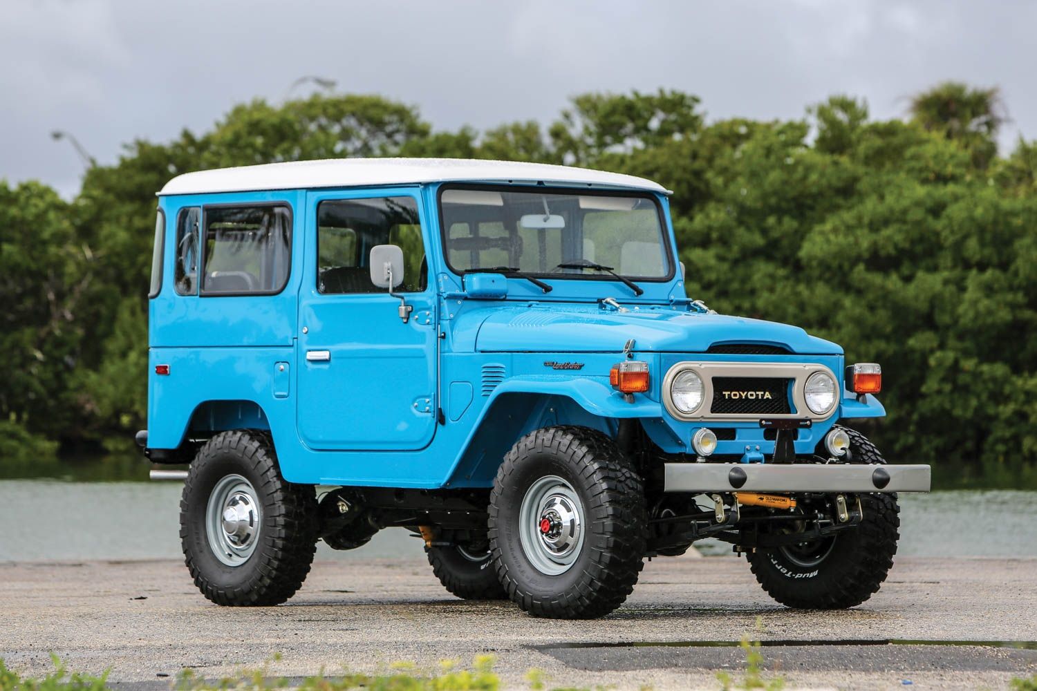 Land Cruiser FJ40 1970s In Blue viewed from front
