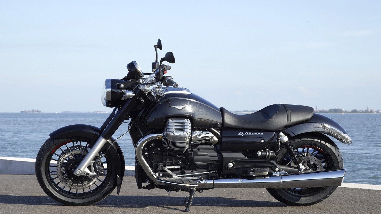 Moto Guzzi California 1400 aparcada en la orilla del lago