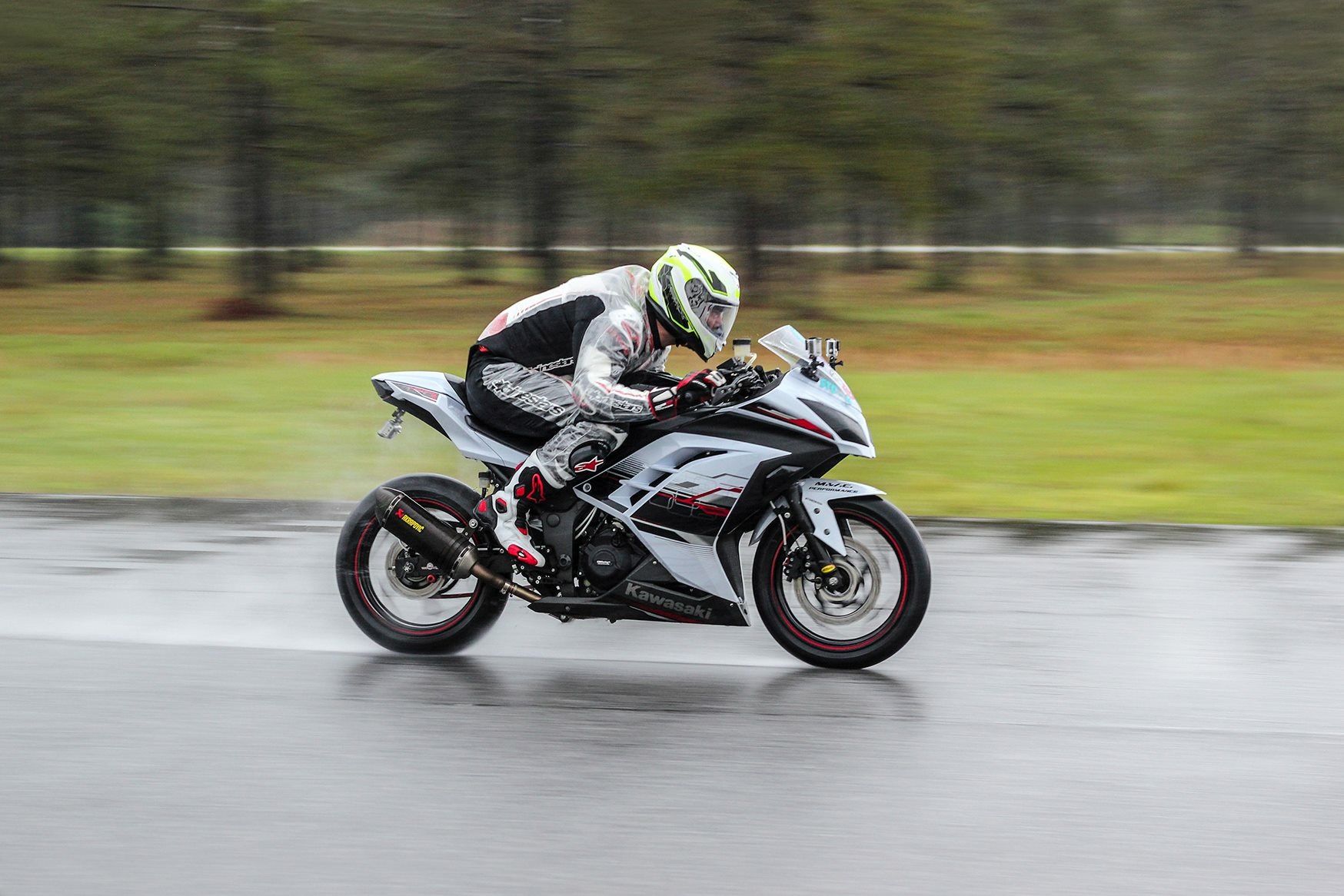 La Kawasaki Ninja 300 ABS en la lluvia