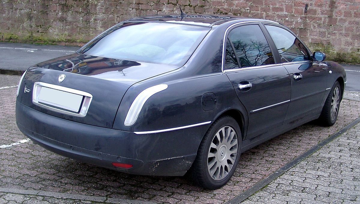 Lancia Thesis at a parking