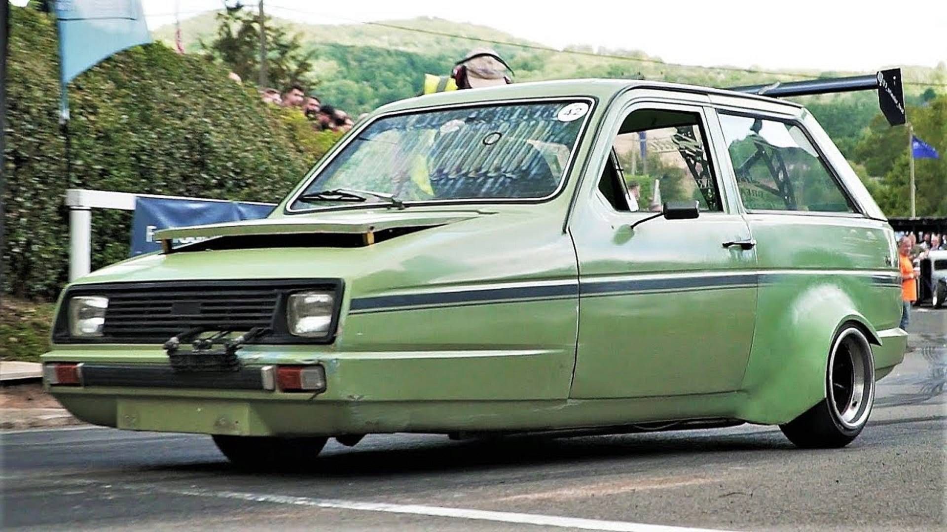 Reliant Robin on the road