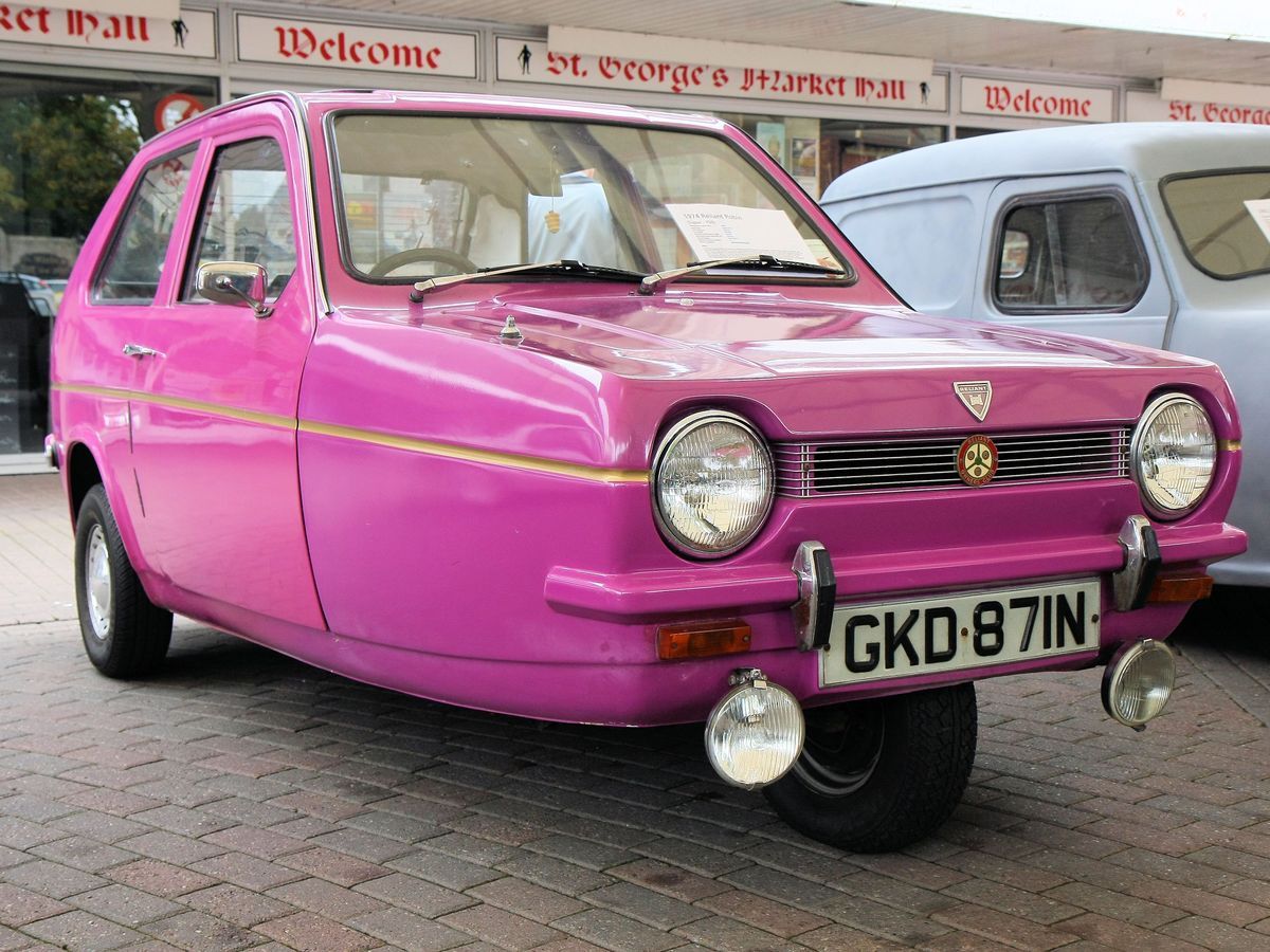 Reliant Robin at a parking