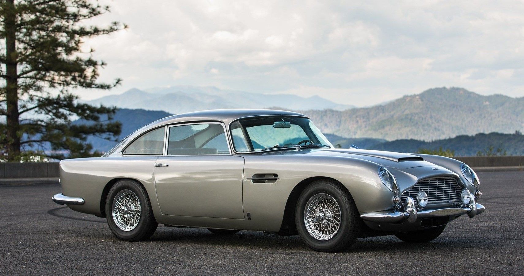 A Detailed Look At The Aston Martin DB5 From James Bond ...