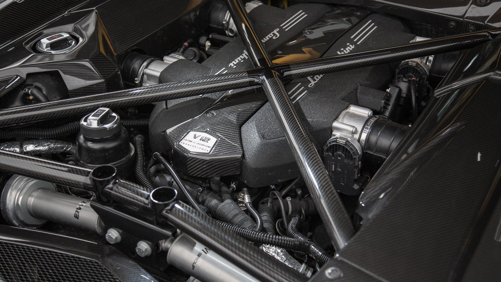 Lamborghini Aventador S engine