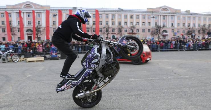 stunt show com wheelie sendo o show de aquecimento